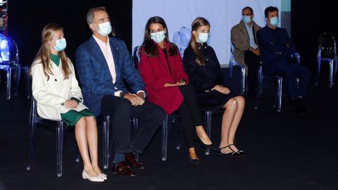 Los reyes Felipe VI (2i) y Letizia (2d), junto a la princesa Leonor (i) y la infanta Sofía (d), este jueves durante su visita a la denominada FPABRICA, la antigua fábrica de armas de Oviedo donde se llevan a cabo las actividades culturales relacionadas con los galardones de los Premios Princesa de Asturias