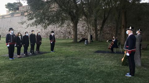 La consejera de Presidencia y portavoz del Gobierno Meritxell Budó, el presidente de la Generalitat en funciones, Pere Aragonès, el del Parlamento, Roger Torrent, y la alcaldesa de Barcelona, Ada Colau, haciendo la ofrenda floral a Companys en el cementerio de Montjuich