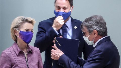 Von der Leyen charla con Sassoli, antes de abandonar la cumbre