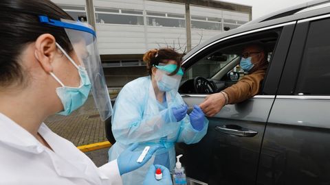 Imagen de archivo de un test de coronavirus realizado en el centro de salud de Viveiro el pasado abril, semanas después del inicio de la pandemia
