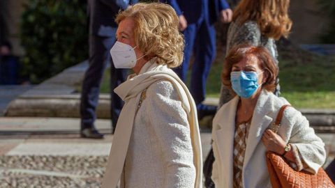 La reina Sofía llega al Hotel Reconquista de Oviedo acompañada por la vicepresidenta primera del Gobierno, Carmen Calvo