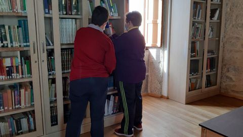 Usuarios de Alume, durante su estancia en la biblioteca