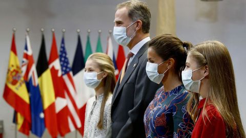 Los reyes Felipe VI y Letizia y su hijas la princesa Leonor (4d) y la infanta Sofa (d) reciben a los galardonados con los premios Princesa de Asturias 2020