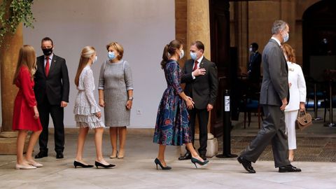Los reyes Felipe VI y Letizia y su hijas la princesa Leonor y la infanta Sofía son recibidos por varias autoridades a su llegada al Hotel Reconquista de Oviedo