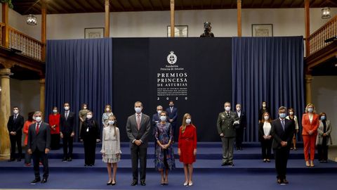 Los reyes Felipe VI y Letizia y su hijas la princesa Leonor y la infanta Sofía posan en una foto de grupo con los galardonados con los premios Princesa de Asturias