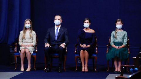 Los reyes Felipe VI y Letizia, acompañados de la princesas Leonor y la infanta Sofía, durante la ceremonia de entrega de los Premios Princesa de Asturias del 2020