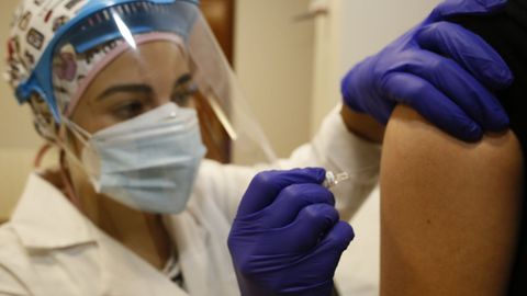 Muchos desplazados se vacunan de la gripe este año en A Mariña