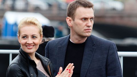 Navalni y su mujer, Julia, en un acto en Moscú