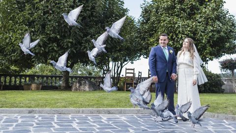 Ángela y Borja, en la suelta de palomas que realizó el padre de la novia, colombófilo, al finalizar la ceremonia en el jardín de su casa