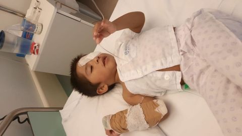 El pequeño, de tres años, está ingresado en el Clínico de Santiago. La imagen ha sido cedida por la familia