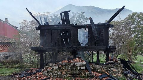 Incendio provocado en un hórreo en Cangas de Onís