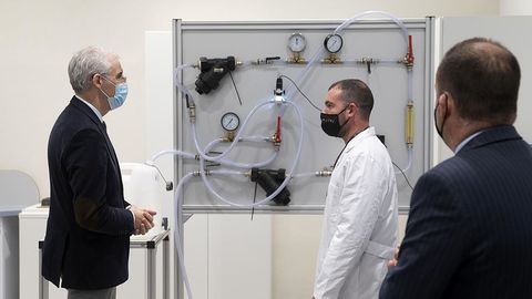 Conde, durante la visita al Centro Tecnológico de Investigación Multisectorial (Cetim), en Culleredo