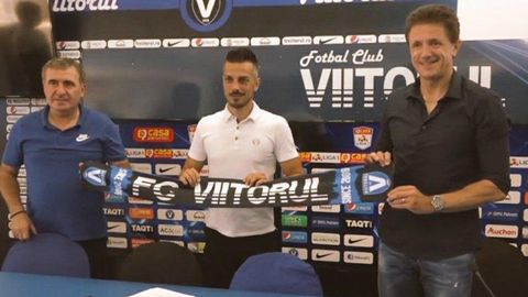 De izquierda a derecha, Hagi, Rubén de la Barrera y Popescu en la presentación del entrenador.
