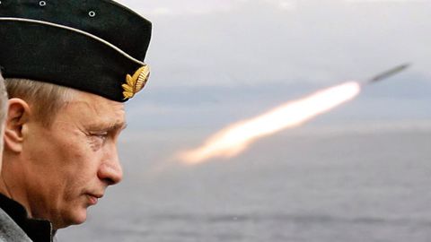 Putin observa el lanzamiento de un misil durante los ejercicios navales en el norte del Ártico hace dos años