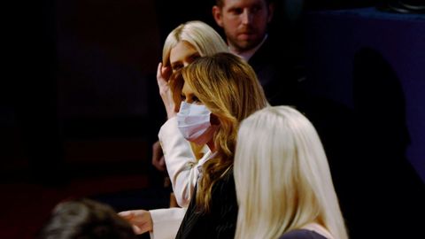 Melania Trump, con mascarilla, durante el primer debate presidencial en septiembre