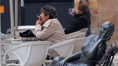 Varias personas en una terraza de Oviedo