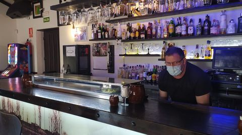 Manuel Galindo, el nico hostelero que mantiene abierto su bar en el municipio confinado ms pequeo de Espaa, ubicado en Valladolid 
