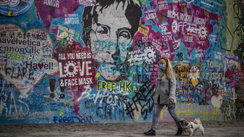 Campaña en la República Checa, el país europeo con mayor incidencia del virus, para promover el uso de las mascarillas