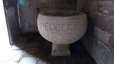 Pila bautismal medieval en la iglesia de Santa María de Torbeo, en Ribas de Sil
