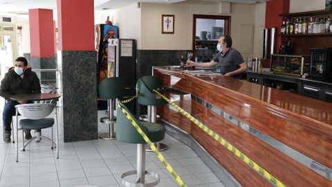 La hostelería estrenó ayer las nuevas restricciones, con el consumo prohibido en la barra y los aforos al 50 %