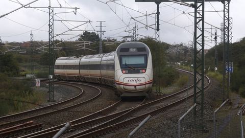 «Bypass» de Conxo. 2,5 kilómetros antes de Santiago se construyó la variante de 1,1 kilómetros que permite a los trenes que vienen de la provincia de Pontevedra seguir a Ourense sin parar en Santiago