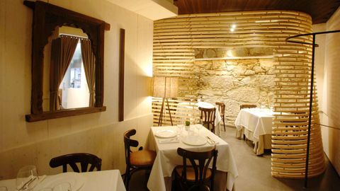 Junto a la emblemática Plaza de María Pita, en un comedor donde nos rodean la piedra y la madera, el chef coruñés nos firma estas zamburiñas marinadas en agua de mar, lima y kombu con huevas de trucha y escamas de sal de vino mencía. Producto tradicional con ingredientes muy actuales.