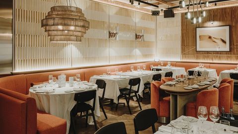 La propuesta del «bar resalao» de Dani García es de unos chanquetes de bogavante con huevo frito y ensalada de pimientos. Ambiente cosmopolita en estos nuevos chiringuitos urbanos, donde encontramos desde un sencillo espeto de sardinas, hasta sabrosos pescados reposados con varias semanas de curación, aplicando técnicas actuales.