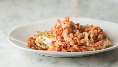La propuesta del «bar resalao» de Dani García es de unos chanquetes de bogavante con huevo frito y ensalada de pimientos. Ambiente cosmopolita en estos nuevos chiringuitos urbanos, donde encontramos desde un sencillo espeto de sardinas, hasta sabrosos pescados reposados con varias semanas de curación, aplicando técnicas actuales.