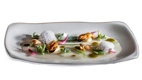Aunque en invierno permanece cerrada, la taberna O Loxe Mareiro tiene propuestas como esta moluscada, que es una visión de la ría de Arousa de los dos chefs, que nos ofrecen en la calle más foodie de Santiago «marisco a puñados».