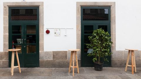 Aunque en invierno permanece cerrada, la taberna O Loxe Mareiro tiene propuestas como esta moluscada, que es una visión de la ría de Arousa de los dos chefs, que nos ofrecen en la calle más foodie de Santiago «marisco a puñados».