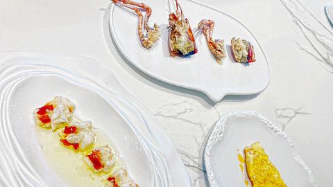 En un espacio que podríamos decir que es mitad restaurante, mitad pescadería, y donde podemos observar cómo nos preparan un bogavante de cuatro formas distintas: las pinzas en salpicón y en una tortilla, la cabeza a la brasa y el cuerpo frito.