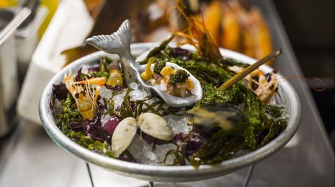 Rafa Zafra presenta un universo marino en el plato, de la mano de su mujer, Anna Gotanegra. Rodeados de la cocina y con el género a la vista, nos sorprende este «maremoto» donde se juntan ostras, gambas, percebes y caviar.