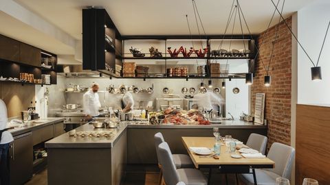 Rafa Zafra presenta un universo marino en el plato, de la mano de su mujer, Anna Gotanegra. Rodeados de la cocina y con el género a la vista, nos sorprende este «maremoto» donde se juntan ostras, gambas, percebes y caviar.