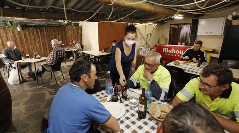 En A Bodega, en San Cibrao, comen a diario el menú del día obreros de empresas y particulares