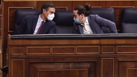 Pedro Sánchez y Pablo Iglesias, durante el debate de la moción de censura