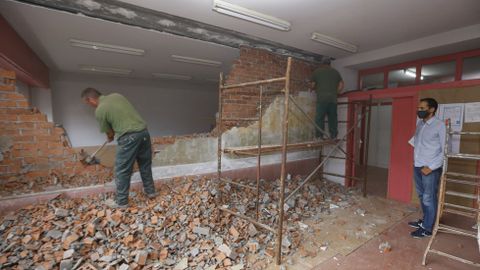 La Consellería de Educación autorizó obras en el IES Antón Fraguas (en la imagen del viernes, tirando un tabique para hacer más grande un aula) con el fin de evitar la semipresencialidad en bachillerato