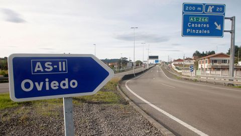 La carretera ASII, que une Oviedo y Gijón, aparece desierta en la mañana de este sábado tras la entrada en vigor del cierre perimetral de estas ciudades por la covid-19