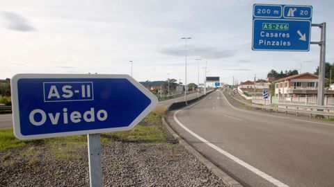 La carretera ASII, que une Oviedo y Gijn, aparece desierta en la maana de este sbado tras la entrada en vigor del cierre perimetral de estas ciudades por la covid-19