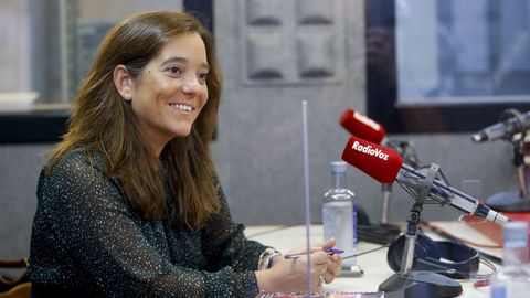 La alcaldesa de A Coruña, Inés Rey, en Radio Voz. Imagen de archivo