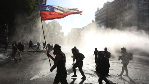 El viernes se produjeron choques entre los antidisturbios y los manifestantes que salieron a las calles de Santiago de Chile, desafiando el silencio electoral previo al plebiscito
