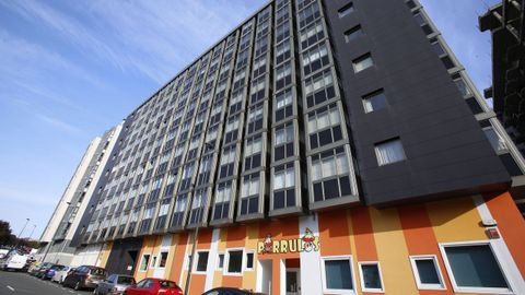 Frente al parque de Vioño, en este edificio se venden cuatro pisos. Dos de ellos con dos habitaciones y otros tantos con tres