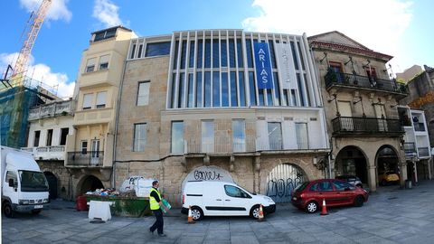 Sede la Universidad. Está en O Berbés y afronta la recta final. El acabado de la fachada ha generado polémica vecinal