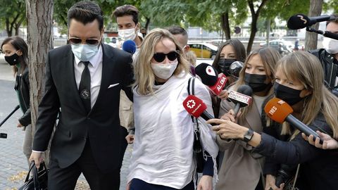 La esposa del productor televisivo y miembro del grupo musical La Trinca, Josep Maria Mainat, Angela Dobrowolski, acompañada por su abogado Jorge Albertini (i), se dirigen hacia la Ciudad de la Justicia, en donde esta mañana compareció ante el juez por segunda vez en calidad de imputada, acusada de intentar matar a su marido inyectándole insulina