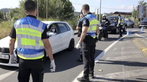 Control de la Policía Local de Ares a la entrada del pueblo en mayo, durante el primer estado de alarma