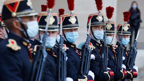 Guardias republicanos con mascarilla en la capital de Francia, cuya Asamblea Nacional ha aprobado la prórroga del estado de emergencia sanitaria hasta el 16 de febrero