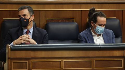 Pedro Sánchez y Pablo Iglesias, durante la moción de censura de Vox