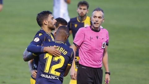 Bóveda, ayudado por sus compañeros tras la lesión