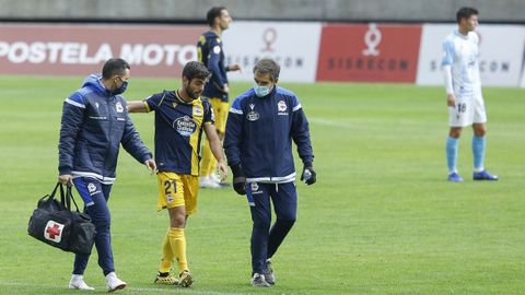 Momento en que Salva Ruiz se retira del terreno de juego en el partido contra el Compostela