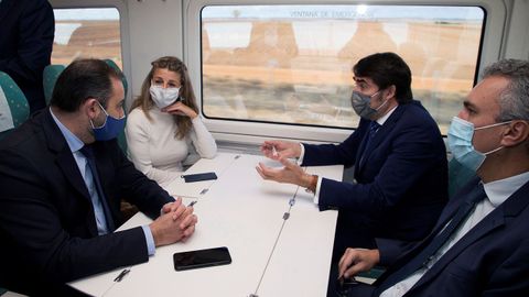 El ministro de Transportes y la Ministra de Trabajo recorriendo en tren el tramo entre Zamora y Pedralba en la mañana del lunes