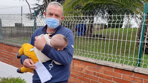 Luis Álvarez sostiene a su bebé y la reclamación presentada en el HUCA